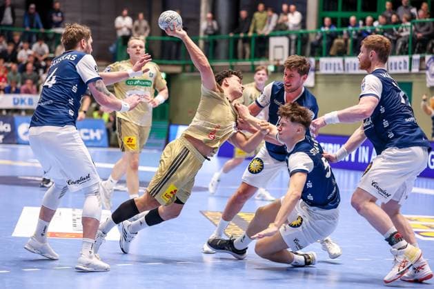 05.11.2025, Handball, Achtelfinale DHB-Pokal, Bergischer HC - TSV Hannover-Burgdorf, Unihalle Wuppertal: Sindre Aho (TSV Hannover Burgdorf 27) im Zweikampf gegen Soeren Steinhaus (BHC 53) dessen Faust Aho am Hals trifft, Gerdas Babarskas (BHC 14) Lars Kooij (BHC 15) Johannes Wasielewski (BHC 77) Nordrhein-Westfalen Deutschland
