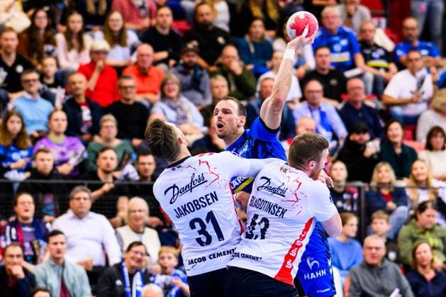 TVB Stuttgart - SG Flensburg-Handewitt Handball: DHB-Pokal, Herren, Saison 2025 2026, TVB Stuttgart - SG Flensburg-Handewitt, Scharrena. Stuttgarts Kai Häfner (M) in Aktion gegen Flensburgs Emil Jakobsen (l) und Flensburgs BlaÅ¾ BlagotinÅ¡ek (r). Stuttgart Scharrena Baden-Württemberg Deutschland