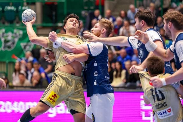 05.11.2025, Handball, Achtelfinale DHB-Pokal, Bergischer HC - TSV Hannover-Burgdorf, Unihalle Wuppertal: Sindre Aho (TSV Hannover Burgdorf 27) im Zweikampf gegen Johannes Wasielewski (BHC 77) Nordrhein-Westfalen Deutschland