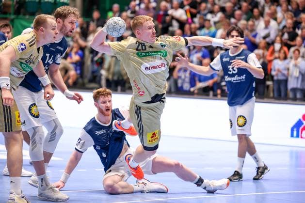 05.11.2025, Handball, Achtelfinale DHB-Pokal, Bergischer HC - TSV Hannover-Burgdorf, Unihalle Wuppertal: Jonathan Edvardsson (TSV Hannover Burgdorf 26) wirft auf das Tor Nordrhein-Westfalen Deutschland
