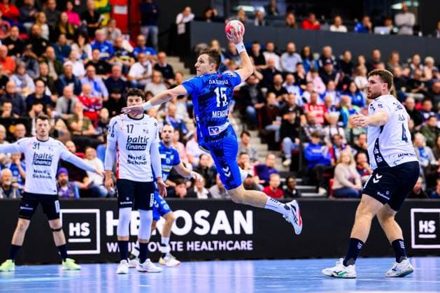TVB Stuttgart - SG Flensburg-Handewitt Handball: DHB-Pokal, Herren, Saison 2025 2026, TVB Stuttgart - SG Flensburg-Handewitt, Scharrena. Stuttgarts Simone Mengon in Aktion. Stuttgart Scharrena Baden-Württemberg Deutschland