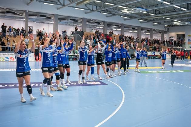 HSG Blomberg-Lippe (GER) vs. SV Union Halle-Neustadt (GER), Handball, DHB-Pokal Frauen, Viertelfinale, 05.11.2025, Saision 2025 2026, Blomberg Die Spielerinnen der HSG Blomberg-Lippe (GER) jubeln nach dem Sieg Blomberg Sporthalle an der Ulmenallee Deutschland