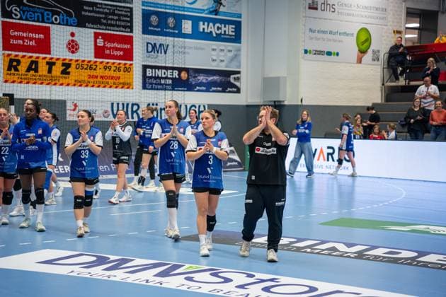 HSG Blomberg-Lippe (GER) vs. SV Union Halle-Neustadt (GER), Handball, DHB-Pokal Frauen, Viertelfinale, 05.11.2025, Saision 2025 2026, Blomberg Die Spielerinnen der HSG Blomberg-Lippe (GER) jubeln nach dem Sieg. v.l. Elin Magnusdottir (HSG Blomberg-Lippe, 33), Malin Sandberg (HSG Blomberg-Lippe, 28), Laura Rueffieux (HSG Blomberg-Lippe, 03), Steffen Birkner (HSG Blomberg-Lippe, Trainer) Blomberg Sporthalle an der Ulmenallee Deutschland
