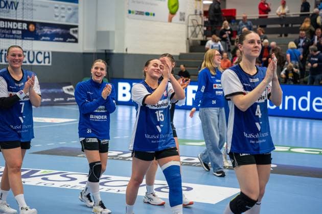 HSG Blomberg-Lippe (GER) vs. SV Union Halle-Neustadt (GER), Handball, DHB-Pokal Frauen, Viertelfinale, 05.11.2025, Saision 2025 2026, Blomberg Carolin Jaron (HSG Blomberg-Lippe, 15) freut sich nach dem Sieg Blomberg Sporthalle an der Ulmenallee Deutschland