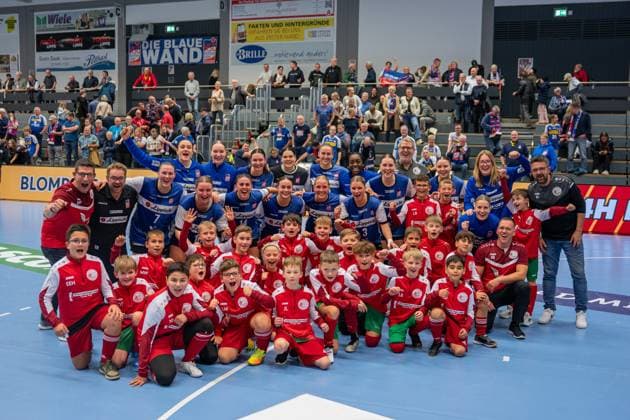 HSG Blomberg-Lippe (GER) vs. SV Union Halle-Neustadt (GER), Handball, DHB-Pokal Frauen, Viertelfinale, 05.11.2025, Saision 2025 2026, Blomberg Die Spielerinnen der HSG Blomberg-Lippe (GER) jubeln nach dem Sieg mit den Einlaufkindern vom Blomberger SV Blomberg Sporthalle an der Ulmenallee Deutschland