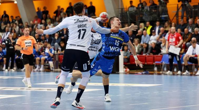 BAU 05.11.2025 Stuttgart Handball TVB Stuttgart vs. SG Flensburg-Handewitt, v.l. Marko Grgiic (Flensburg), Simone Mengon (TVB)