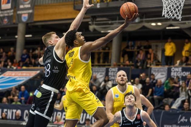 GER, European North Basketball League, ENBL, 2025-2026, Syntainics MBC - Valmiera Glass VIA. 05.11.2025, Stadthalle, Weißenfels, GER, European North Basketball League, ENBL, 2025-2026, Syntainics MBC - Valmiera Glass VIA. Khyri Thomas (Syntainics MBC, 0), Rinalds MÄlmanis (Valmiera Glass VIA, 88) Â Foto Alexander Trienitz Weißenfels Stadthalle Sachsen-Anhalt Deutschland