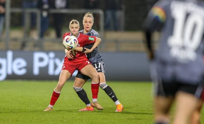 DEU, Frankfurt, Eintracht Frankfurt vs FC Köln, Google Pixel Frauen Bundesliga, DFB, Saison 2526, Stadion am Bretanobad, 9. Spieltag im Bild v.l.n.r: Anna-Lena Stolze (FC Köln 7), Pia-Sophie Wolter (Eintracht Frankfurt 17), Zweikampf DFB DFL REGULATIONS PROHIBIT ANY USE OF PHOTOGRAPHS AS IMAGE SEQUENCES AND OR QUASI-VIDEO, 05.11.2025 Copyright: HMBxMedia HendrikxHamelau
