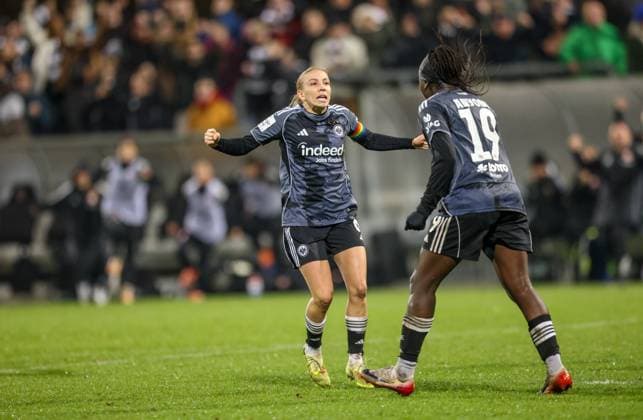 DEU, Frankfurt, Eintracht Frankfurt vs FC Köln, Google Pixel Frauen Bundesliga, DFB, Saison 2526, Stadion am Bretanobad, 9. Spieltag im Bild: Nicole Anyomi (Eintracht Frankfurt 19) erzielt das Tor zum 1:1, Jubel und Freude mit Elisa Senß (Eintracht Frankfurt 6) DFB DFL REGULATIONS PROHIBIT ANY USE OF PHOTOGRAPHS AS IMAGE SEQUENCES AND OR QUASI-VIDEO, 05.11.2025 Copyright: HMBxMedia HendrikxHamelau