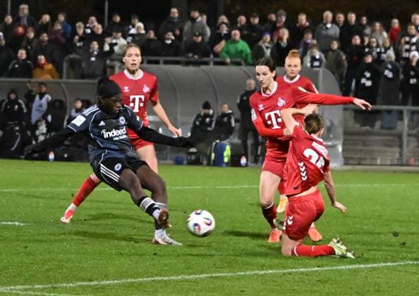 05.11.2025, xsltx, Fussball Google Pixel Frauen-Bundesliga, Eintracht Frankfurt - 1.FC Köln v.l. Nicole Anyomi (Eintracht Frankfurt) trifft in der Nachspielzeit zum 1:1 für die Eintracht (DFL DFB REGULATIONS PROHIBIT ANY USE OF PHOTOGRAPHS as IMAGE SEQUENCES and or QUASI-VIDEO)