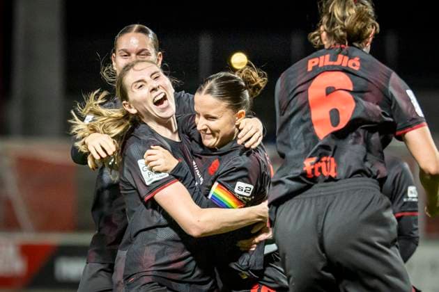 Frauen Fußball-Bundesliga; Bayer 04 Leverkusen - Hamburger SV, 05.11.2025 Torjubel in der Nachspielzeit nach dem 2:1 Siegtreffer durch Caroline Kehrer (Bayer 04 Leverkusen, 9); Bayer 04 Leverkusen - Hamburger SV an Spieltag 9 der Google Pixel Frauen-Bundesliga am 05.11.2025 im Ulrich-Haberland-Stadion in Leverkusen (Nordrhein-Westfalen). DFL REGULATIONS PROHIBIT ANY USE OF PHOTOGRAPHS AS IMAGE SEQUENCES AND OR QUASI-VIDEO. Copyright: xBEAUTIFULxSPORTS AxelxKohringx