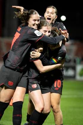 Frauen Fußball-Bundesliga; Bayer 04 Leverkusen - Hamburger SV, 05.11.2025 Torjubel in der Nachspielzeit nach dem 2:1 Siegtreffer durch Caroline Kehrer (Bayer 04 Leverkusen, 9); Bayer 04 Leverkusen - Hamburger SV an Spieltag 9 der Google Pixel Frauen-Bundesliga am 05.11.2025 im Ulrich-Haberland-Stadion in Leverkusen (Nordrhein-Westfalen). DFL REGULATIONS PROHIBIT ANY USE OF PHOTOGRAPHS AS IMAGE SEQUENCES AND OR QUASI-VIDEO. Copyright: xBEAUTIFULxSPORTS AxelxKohringx
