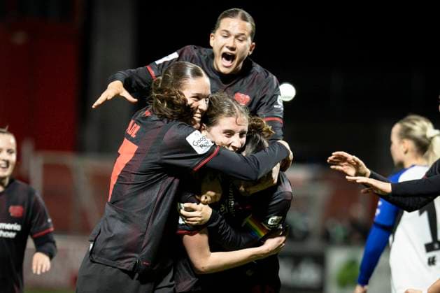 Frauen Fußball-Bundesliga; Bayer 04 Leverkusen - Hamburger SV, 05.11.2025 Torjubel in der Nachspielzeit nach dem 2:1 Siegtreffer durch Caroline Kehrer (Bayer 04 Leverkusen, 9); Bayer 04 Leverkusen - Hamburger SV an Spieltag 9 der Google Pixel Frauen-Bundesliga am 05.11.2025 im Ulrich-Haberland-Stadion in Leverkusen (Nordrhein-Westfalen). DFL REGULATIONS PROHIBIT ANY USE OF PHOTOGRAPHS AS IMAGE SEQUENCES AND OR QUASI-VIDEO. Copyright: xBEAUTIFULxSPORTS AxelxKohringx