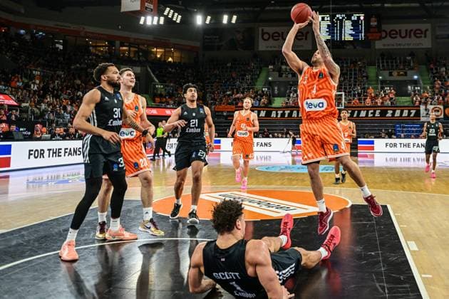 6. Spieltag BKT Euro Cup; Ratiopharm Ulm gegen London Lions, Ratiopharm Arena Ulm 07.11.2025 Christopher Ledlum (Ratiopharm Ulm, 4) macht den Korb; Joel Scott (London Lions, 1) am Boden Ulm 07.11.2025 - 6. Spieltag BKT EuroCup, Ratiopharm Ulm gegen London Lions, Ratiopharm Arena Ulm Copyright: xBEAUTIFULxSPORTS Märklx