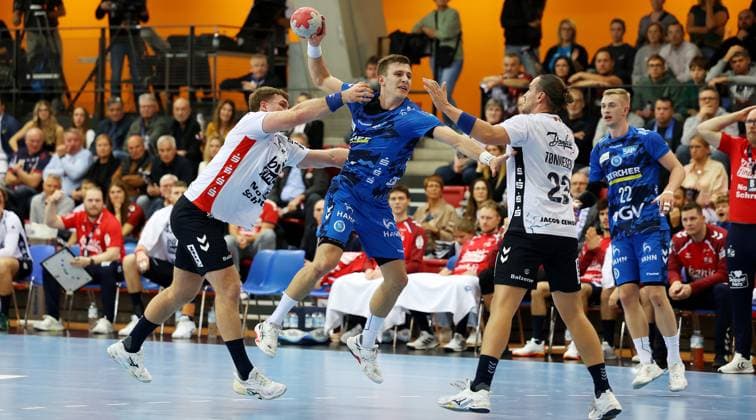 BAU 05.11.2025 Stuttgart Handball TVB Stuttgart vs. SG Flensburg-Handewitt, Simone Mengon (TVB, Mitte), Kent Robin Tonnesen (Flensburg)