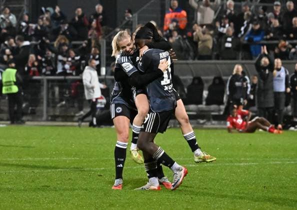 05.11.2025, xsltx, Fussball Google Pixel Frauen-Bundesliga, Eintracht Frankfurt - 1.FC Köln v.l. Großer Jubel nach dem 1:1 von Nicole Anyomi (Eintracht Frankfurt re.) bei Elisa Senß (Eintracht Frankfurt) (DFL DFB REGULATIONS PROHIBIT ANY USE OF PHOTOGRAPHS as IMAGE SEQUENCES and or QUASI-VIDEO)