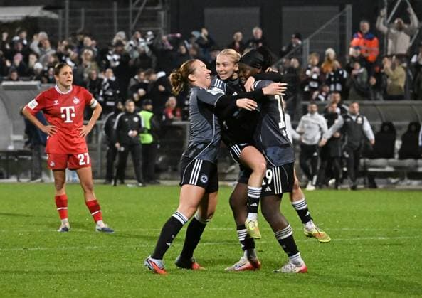 05.11.2025, xsltx, Fussball Google Pixel Frauen-Bundesliga, Eintracht Frankfurt - 1.FC Köln v.l. Großer Jubel nach dem 1:1 von Nicole Anyomi (Eintracht Frankfurt re.) bei Elisa Senß (Eintracht Frankfurt) und Lisanne Gräwe (Eintracht Frankfurt li.), im Hintergrund Laura Feiersinger (1. FC Köln) (DFL DFB REGULATIONS PROHIBIT ANY USE OF PHOTOGRAPHS as IMAGE SEQUENCES and or QUASI-VIDEO)