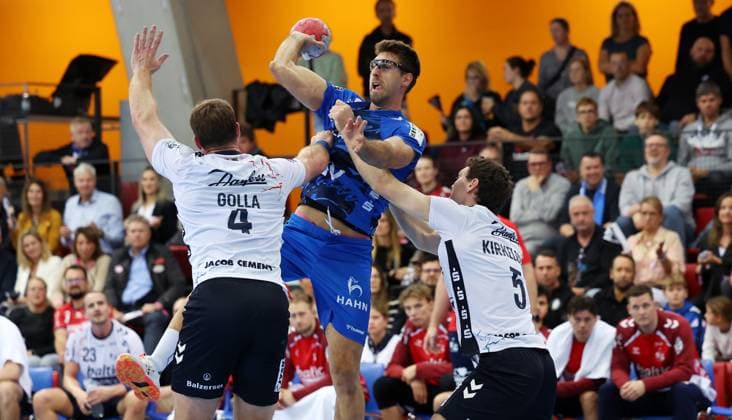 BAU 05.11.2025 Stuttgart Handball TVB Stuttgart vs. SG Flensburg-Handewitt, v.l. Johannes Golla (Flensburg), Antonio Serradilla (TVB), Niclas Kirkelokke (Flensburg)