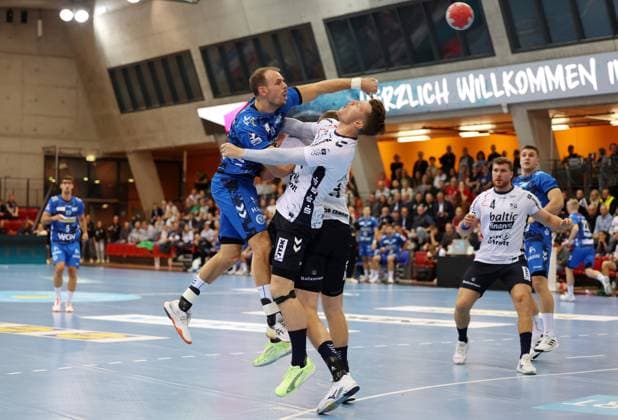 BAU 05.11.2025 Stuttgart Handball TVB Stuttgart vs. SG Flensburg-Handewitt, v.l. Kai Häfner (TVB), Emil Jakobsen (Flensburg)