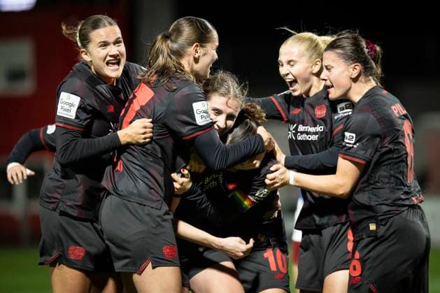 Frauen Fußball-Bundesliga; Bayer 04 Leverkusen - Hamburger SV, 05.11.2025 Torjubel in der Nachspielzeit nach dem 2:1 Siegtreffer durch Caroline Kehrer (Bayer 04 Leverkusen, 9); Bayer 04 Leverkusen - Hamburger SV an Spieltag 9 der Google Pixel Frauen-Bundesliga am 05.11.2025 im Ulrich-Haberland-Stadion in Leverkusen (Nordrhein-Westfalen). DFL REGULATIONS PROHIBIT ANY USE OF PHOTOGRAPHS AS IMAGE SEQUENCES AND OR QUASI-VIDEO. Copyright: xBEAUTIFULxSPORTS AxelxKohringx