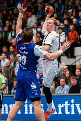 Balingen: DHB Pokal - Achtelfinale - HBW Balingen - THW Kiel Stefan Bauer (Balingen), Eric Johansson (THW Kiel) Balingen Baden-Württemberg Deutschland