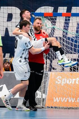 Balingen: DHB Pokal - Achtelfinale - HBW Balingen - THW Kiel Lukas Zerbe (THW Kiel) Verletzt Verletzung Schmerzen wird von Lukas Laube (THW Kiel) und Torhueter Andreas Wolff (THW Kiel) vom Feld getragen Balingen Baden-Württemberg Deutschland