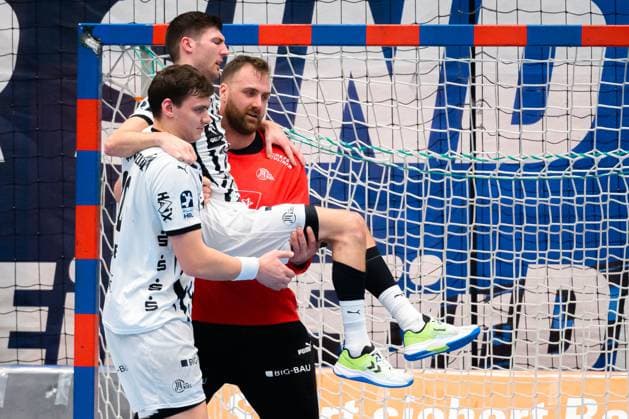 Balingen: DHB Pokal - Achtelfinale - HBW Balingen - THW Kiel Lukas Laube (THW Kiel), Lukas Zerbe (THW Kiel) Verletzt Verletzung Schmerzen, Torhueter Andreas Wolff (THW Kiel) Balingen Baden-Württemberg Deutschland *** Balingen DHB Pokal Round of 16 HBW Balingen THW Kiel Lukas Laube THW Kiel , Lukas Zerbe THW Kiel Injury Injury Pain, Goalkeeper Andreas Wolff THW Kiel Balingen Baden Württemberg Germany