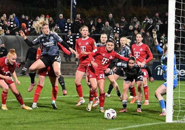 05.11.2025, xsltx, Fussball Google Pixel Frauen-Bundesliga, Eintracht Frankfurt - 1.FC Köln v.l. Nadine Riesen (Eintracht Frankfurt 2. v. li.) scheitert mit einem Kopfball (DFL DFB REGULATIONS PROHIBIT ANY USE OF PHOTOGRAPHS as IMAGE SEQUENCES and or QUASI-VIDEO)