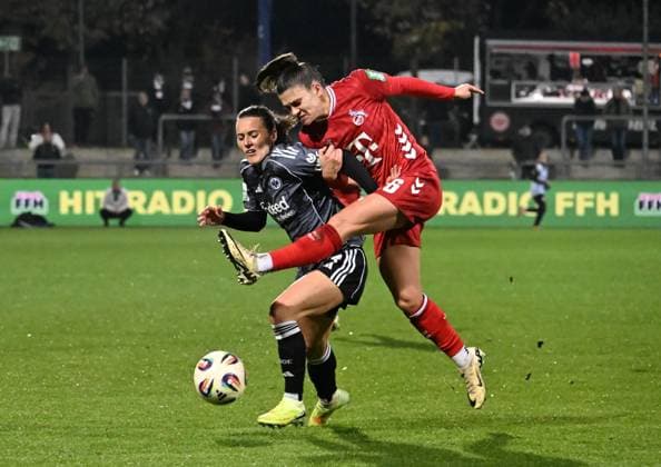 05.11.2025, xsltx, Fussball Google Pixel Frauen-Bundesliga, Eintracht Frankfurt - 1.FC Köln v.l. Hayley Raso (Eintracht Frankfurt) und Martyna Wiankowska (1. FC Köln) (DFL DFB REGULATIONS PROHIBIT ANY USE OF PHOTOGRAPHS as IMAGE SEQUENCES and or QUASI-VIDEO)
