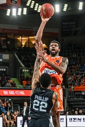 6. Spieltag BKT Euro Cup; Ratiopharm Ulm gegen London Lions, Ratiopharm Arena Ulm 07.11.2025 Malik Osborne (Ratiopharm Ulm, 10) gegen Kameron McGusty (London Lions, 22) Ulm 07.11.2025 - 6. Spieltag BKT EuroCup, Ratiopharm Ulm gegen London Lions, Ratiopharm Arena Ulm Copyright: xBEAUTIFULxSPORTS Märklx