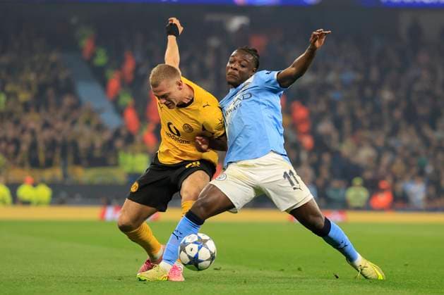 Manchester City v Borussia Dortmund Champions League 05 11 2025. Jeremy Doku (11) of Manchester City and Julian Ryerson (26) of Borussia Dortmund challenge for the ball during the Champions League match between Manchester City and Borussia Dortmund at the Etihad Stadium, Manchester, England on 5 November 2025. Manchester Etihad Stadium Manchester England Editorial use only , Copyright: xConorxMolloyx PSI-23168-0031