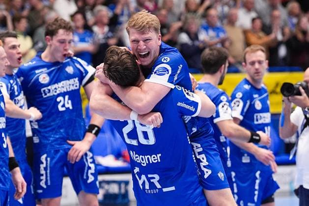 05.11.2025, xydrx, Handball, Achtelfinale DHB Pokal, TBV Lemgo Lippe - VfL Gummersbach, PHOENIX Contact-Arena: Hendrik Wagner (TBV Lemgo Lippe 28) und Lukas Hutecek (TBV Lemgo Lippe 2) bejubeln den Sieg Nordrhein-Westfahlen Deutschland