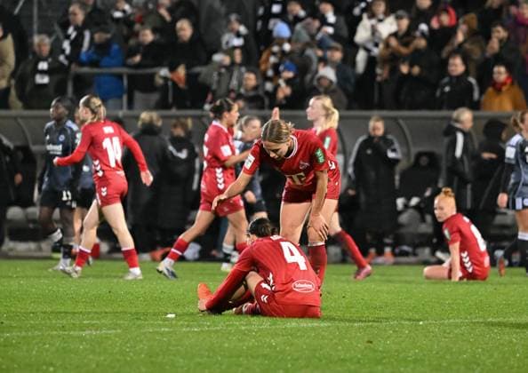 05.11.2025, xsltx, Fussball Google Pixel Frauen-Bundesliga, Eintracht Frankfurt - 1.FC Köln v.l. Enttäuschung beim 1. FC Köln, bis in die Nachspielzeit hielt man einen 1:0-Vorsprung, ehe Nicole Anyomi (Eintracht Frankfurt) ausgleichen konnte. Hier will Celina Degen (1. FC Köln) Sara AgreÅ¾ (1. FC Köln) trösten (DFL DFB REGULATIONS PROHIBIT ANY USE OF PHOTOGRAPHS as IMAGE SEQUENCES and or QUASI-VIDEO)