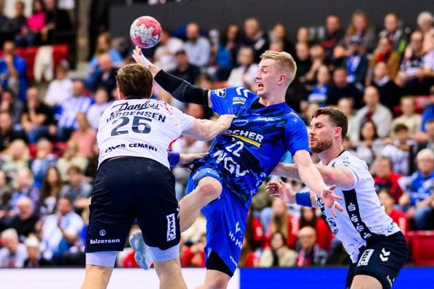 TVB Stuttgart - SG Flensburg-Handewitt Handball: DHB-Pokal, Herren, Saison 2025 2026, TVB Stuttgart - SG Flensburg-Handewitt, Scharrena. Stuttgarts Torben Matzken (M) in Aktion gegen Flensburgs Lukas Jorgensen (l) und Flensburgs Johannes Golla (r). Stuttgart Scharrena Baden-Württemberg Deutschland