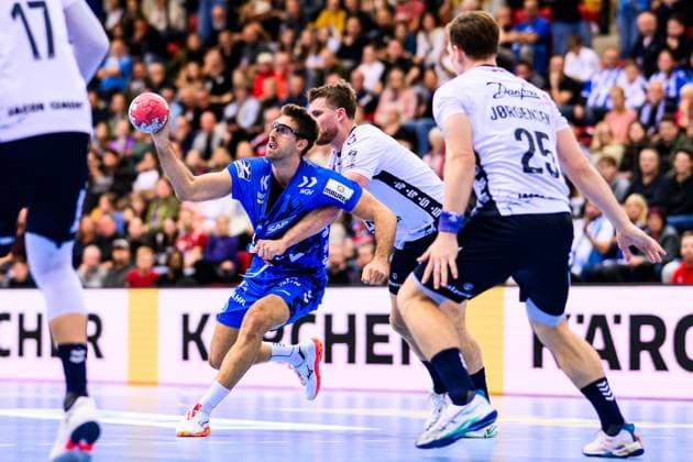TVB Stuttgart - SG Flensburg-Handewitt Handball: DHB-Pokal, Herren, Saison 2025 2026, TVB Stuttgart - SG Flensburg-Handewitt, Scharrena. Stuttgarts Antonio Serradilla (l) in Aktion gegen Flensburgs Johannes Golla. Stuttgart Scharrena Baden-Württemberg Deutschland