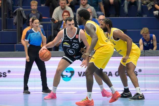 Omar Pajic (VGVia, 29), Khyri Thomas (MBC, 0), RJ Gunn (MBC, 21), Syntainics MBC vs. Valmira Glass Via, European North Basketball League 2025, Germany, Latvia, 05.11.2025. Foto: Schulz Weissenfels Stadthalle Sachsen-Anhalt Deutschland