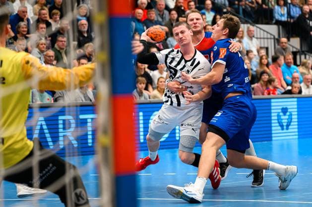 Balingen: DHB Pokal - Achtelfinale - HBW Balingen - THW Kiel Elias Ellefsen a Skipagotu (THW Kiel), Tobias Heinzelmann (HBW Balingen) Balingen Baden-Württemberg Deutschland