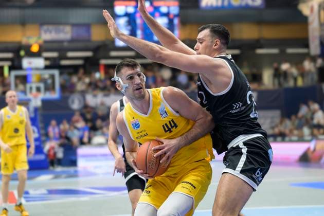 Jure Planinic (MBC, 44), Omar Pajic (VGVia, 29), Syntainics MBC vs. Valmira Glass Via, European North Basketball League 2025, Germany, Latvia, 05.11.2025. Foto: Schulz Weissenfels Stadthalle Sachsen-Anhalt Deutschland
