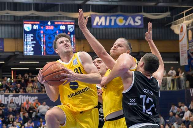Spencer Reaves (MBC, 31), John Bryant (MBC, 54), Verners Kohs (VGVia, 12), Syntainics MBC vs. Valmira Glass Via, European North Basketball League 2025, Germany, Latvia, 05.11.2025. Foto: Schulz Weissenfels Stadthalle Sachsen-Anhalt Deutschland *** Spencer Reaves MBC, 31 , John Bryant MBC, 54 , Verners Kohs VGVia, 12 , Syntainics MBC vs Valmira Glass Via, European North Basketball League 2025, Germany, Latvia, 05 11 2025 Foto Schulz Weissenfels Stadthalle Sachsen Anhalt Germany