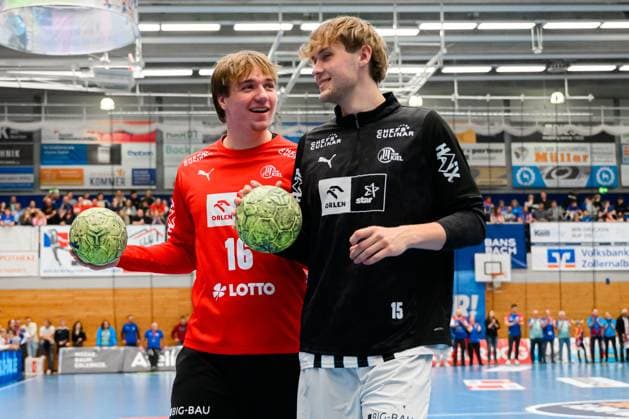Balingen: DHB Pokal - Achtelfinale - HBW Balingen - THW Kiel v.li. Torhueter Markus Hanns (Kiel), Jesse Dahmke (THW Kiel) Balingen Baden-Württemberg Deutschland