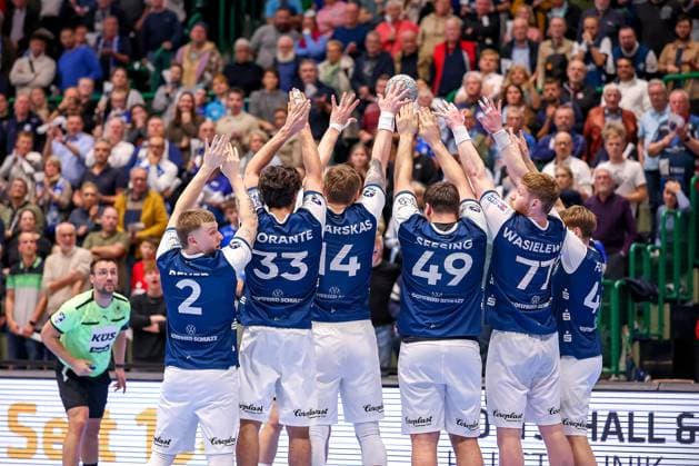 05.11.2025, Handball, Achtelfinale DHB-Pokal, Bergischer HC - TSV Hannover-Burgdorf, Unihalle Wuppertal: Die Bergische Mauer steht und verteidigt den Freiwurf in der Verlängerung Noah Beyer (BHC 02) Eloy Morante Maldonado (BHC 33) Gerdas Babarskas (BHC 14) Aron Seesing (BHC 49) Johannes Wasielewski (BHC 77) Julian Fuchs (BHC 46) Nordrhein-Westfalen Deutschland