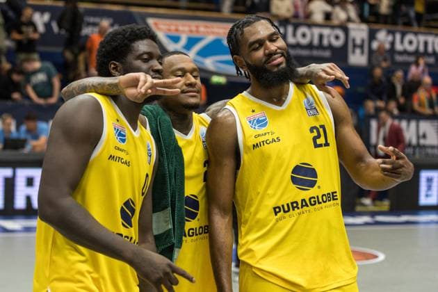 GER, European North Basketball League, ENBL, 2025-2026, Syntainics MBC - Valmiera Glass VIA. 05.11.2025, Stadthalle, Weißenfels, GER, European North Basketball League, ENBL, 2025-2026, Syntainics MBC - Valmiera Glass VIA. Khyri Thomas (Syntainics MBC, 0), Charles Callison (Syntainics MBC, 23), RJ Gunn (Syntainics MBC, 21) freuen sich über den Sieg  Foto Alexander Trienitz Weißenfels Stadthalle Sachsen-Anhalt Deutschland