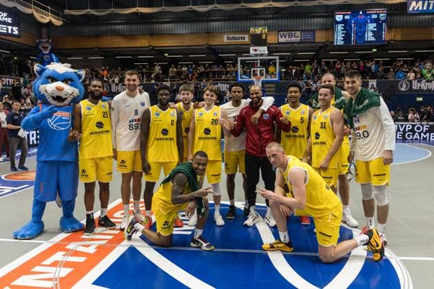GER, European North Basketball League, ENBL, 2025-2026, Syntainics MBC - Valmiera Glass VIA. 05.11.2025, Stadthalle, Weißenfels, GER, European North Basketball League, ENBL, 2025-2026, Syntainics MBC - Valmiera Glass VIA. Das Team vom Syntainics MBC nach dem Sieg  Foto Alexander Trienitz Weißenfels Stadthalle Sachsen-Anhalt Deutschland