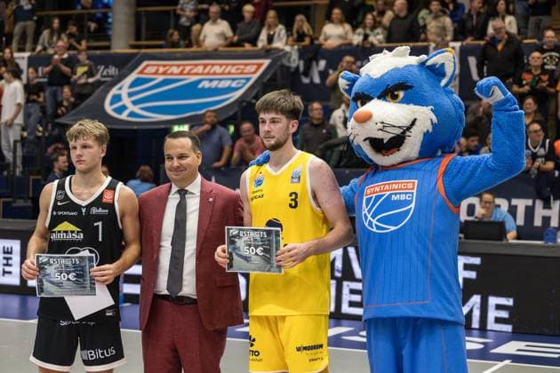 GER, European North Basketball League, ENBL, 2025-2026, Syntainics MBC - Valmiera Glass VIA. 05.11.2025, Stadthalle, Weißenfels, GER, European North Basketball League, ENBL, 2025-2026, Syntainics MBC - Valmiera Glass VIA. Kristofers Karlsons Aizsargs (Valmiera Glass VIA, 1), Moritz Heck (Syntainics MBC, 3) sind die MVP™s des Spieles  Foto Alexander Trienitz Weißenfels Stadthalle Sachsen-Anhalt Deutschland