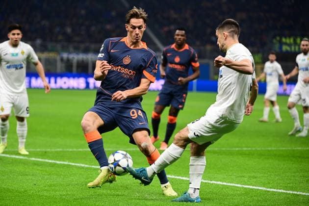 Inter Milan v Kairat Almaty - UEFA Champions League MILAN, ITALY - NOVEMBER 5: Francesco Pio Esposito of Inter Milan fights for the ball with Luís Mata of Kairat Almaty during the UEFA Champions league football match Inter Milan vs Kairat Almaty at San Siro Stadium in Milan, Italy on November 5, 2025 Piero Cruciatti Anadolu Milan Italy. Editorial use only. Please get in touch for any other usage.  Copyright: x2025xAnadoluxPieroxCruciattix