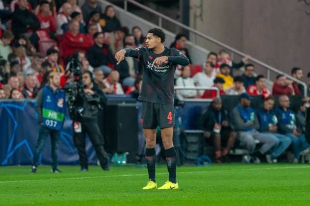 Jarell Quansah (Bayer Leverkusen, 04) gibt taktische Anweisungen, POR, Benfica Lissabon vs. Bayer 04 Leverkusen, Fussball, UEFA Champions League, Spieltag 4, Spielzeit 2025 2026, 05.11.2025, POR, Benfica Lissabon vs. Bayer 04 Leverkusen, Fussball, UEFA Champions League, Spieltag 4, Spielzeit 2025 2026, 05.11.2025, Lissabon Copyright: xEibner-Pressefoto EdwardxCheungx EP_ECG