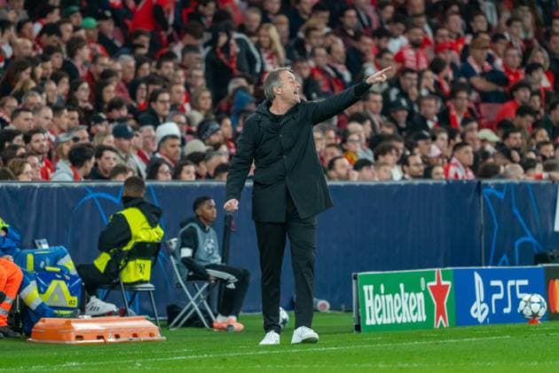 Kasper Hjulmand (Bayer Leverkusen, Trainer) gibt taktische Anweisungen, POR, Benfica Lissabon vs. Bayer 04 Leverkusen, Fussball, UEFA Champions League, Spieltag 4, Spielzeit 2025 2026, 05.11.2025, POR, Benfica Lissabon vs. Bayer 04 Leverkusen, Fussball, UEFA Champions League, Spieltag 4, Spielzeit 2025 2026, 05.11.2025, Lissabon Copyright: xEibner-Pressefoto EdwardxCheungx EP_ECG