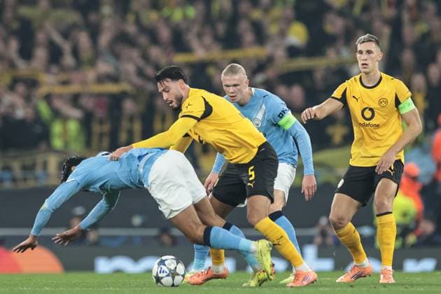 UEFA Champions League Matchday 4 of 8 Manchester City v Borussia Dortmund Tijjani Reijnders of Manchester City is fouled by Ramy Bensebaini of Borussia Dortmund during the UEFA Champions League Matchday 4 of 8 Manchester City vs Borussia Dortmund at the City of Manchester Stadium, Manchester, United Kingdom, 5th November 2025 (Photo by Mark Cosgrove News Images) Manchester City of Manchester Stadium Manchester United, ManU Kingdom Copyright: xMarkxCosgrove NewsxImagesx