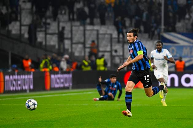 FOOTBALL : Olympique de Marseille VS Atalanta Bergame - UEFA Champions League - 05 11 2025 Marten de Roon (Atalanta BC) - UEFA Champions League match between Olympique de Marseille and Atalanta Bergame on November 5, 2025 at the Orange Velodrome Stadium in Marseille. MarseilleFrance  Copyright: xWilliamxCannarellax