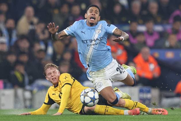 Manchester City v Borussia Dortmund - UEFA Champions League MANCHESTER, UNITED KINGDOM - NOVEMBER 05: Savinho of Manchester City is fouled by Daniel Svensson of Borussia Dortmund during the UEFA Champions League match between Manchester City and Borussia Dortmund at Etihad Stadium on November 05, 2025 in Manchester, United Kingdom. Alex Livesey Anadolu Manchester United, ManU Kingdom. Editorial use only. Please get in touch for any other usage.  Copyright: x2025xAnadoluxAlexxLiveseyx